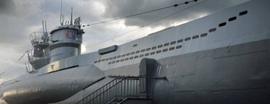 Alman denizaltısı U-995. Dramatik gökyüzü, fırtına bulutları. Müze gemisi, Laboe Donanma Anıtı. Almanya. Panoramik manzara. Seyahat yerleri, işaretler, gezi yerleri, tarih, geçmiş, savaş, 2. Dünya Savaşı, deniz gemisi