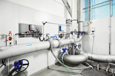 Endüstriyel şehir su arıtma odasında büyük mavi tanklar var. Geniş açılı bakış açısı. Teknoloji, kimya, ısıtma, iş güvenliği, ekipman, arz, altyapı