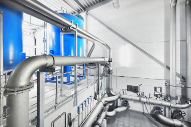Endüstriyel şehir su arıtma kazan dairesinde büyük mavi tanklar. Geniş açılı bakış açısı. Teknoloji, kimya, ısıtma, iş güvenliği, arz, altyapı