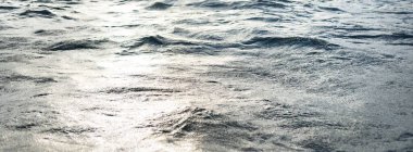 Deniz suyu yüzeyi dokusu. Yumuşak güneş ışığı. Panoramik görüntü, grafik kaynaklar. Doğa, çevre kavramları