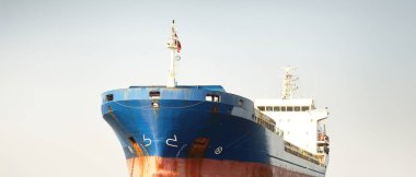 Cebelitarık Boğazı 'nda demirli büyük mavi bir kargo gemisi. Yattan bir manzara, çapa zincirinin yakın çekimi. Yaz Atlantik 'i İspanya ve Afrika' ya doğru gidiyor. Yük taşımacılığı, küresel iletişim teması