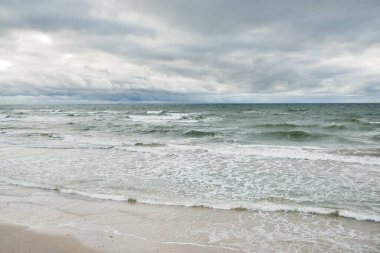 Fırtına sırasında Baltık Denizi. Dramatik gökyüzü, karanlık, parlak bulutlar. Dalgalar, su sıçramaları. Idyllic deniz manzarası. İklim değişikliği, doğa, kararsız hava, ekoloji