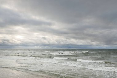 Fırtına sırasında Baltık Denizi. Dramatik gökyüzü, karanlık, parlak bulutlar. Dalgalar, su sıçramaları. Idyllic deniz manzarası. İklim değişikliği, doğa, kararsız hava, ekoloji