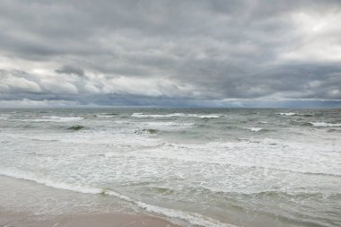Fırtına sırasında Baltık Denizi. Dramatik gökyüzü, karanlık, parlak bulutlar. Dalgalar, su sıçramaları. Idyllic deniz manzarası. İklim değişikliği, doğa, kararsız hava, ekoloji