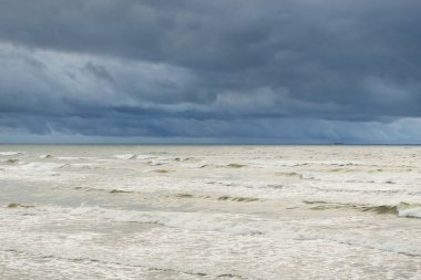 Fırtına sırasında Baltık Denizi. Dramatik gökyüzü, karanlık, parlak bulutlar. Dalgalar, su sıçramaları. Idyllic deniz manzarası. İklim değişikliği, doğa, kararsız hava, ekoloji