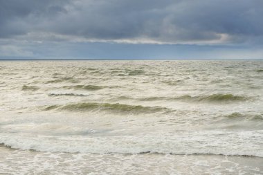 Fırtına sırasında Baltık Denizi. Dramatik gökyüzü, karanlık, parlak bulutlar. Dalgalar, su sıçramaları. Idyllic deniz manzarası. İklim değişikliği, doğa, kararsız hava, ekoloji