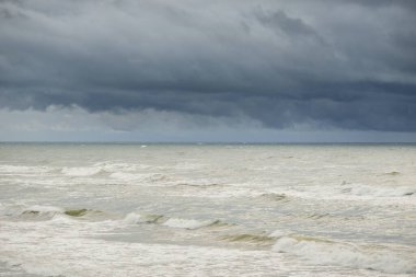 Fırtına sırasında Baltık Denizi. Dramatik gökyüzü, karanlık, parlak bulutlar. Dalgalar, su sıçramaları. Idyllic deniz manzarası. İklim değişikliği, doğa, kararsız hava, ekoloji