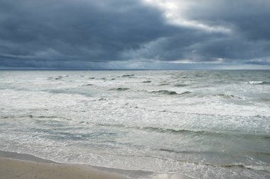 Fırtına sırasında Baltık Denizi. Dramatik gökyüzü, karanlık, parlak bulutlar. Dalgalar, su sıçramaları. Idyllic deniz manzarası. İklim değişikliği, doğa, kararsız hava, ekoloji