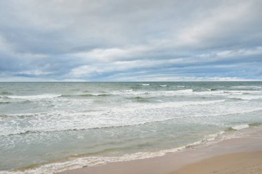 Fırtına sırasında Baltık Denizi. Dramatik gökyüzü, karanlık, parlak bulutlar. Dalgalar, su sıçramaları. Idyllic deniz manzarası. İklim değişikliği, doğa, kararsız hava, ekoloji