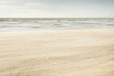 Gün batımında Baltık kıyısı. Açık günbatımı gökyüzü, parlayan bulutlar. Idyllic manzara. Doğa, tatiller, eğlence. Çevre turizmi. Panoramik görünüm