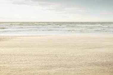 Gün batımında Baltık kıyısı. Açık günbatımı gökyüzü, parlayan bulutlar. Idyllic manzara. Doğa, tatiller, eğlence. Çevre turizmi. Panoramik görünüm