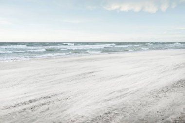 Gün batımında Baltık kıyısı. Açık günbatımı gökyüzü, parlayan bulutlar. Idyllic manzara. Doğa, tatiller, eğlence. Çevre turizmi. Panoramik görünüm