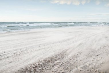 Gün batımında Baltık kıyısı. Açık günbatımı gökyüzü, parlayan bulutlar. Idyllic manzara. Doğa, tatiller, eğlence. Çevre turizmi. Panoramik görünüm