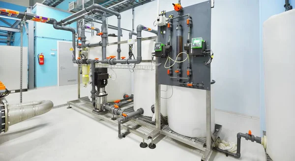 Ters osmoz su arıtma istasyonundaki su kalite kontrol ünitesi. Teknoloji, kimya, ısıtma, iş güvenliği, arz, altyapı
