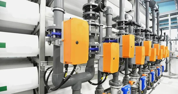 Ozmoz endüstriyel su arıtma istasyonunu tersine çevirin. Boruların görsel ritmi. Teknoloji, kimya, ısıtma, iş güvenliği, arz, altyapı