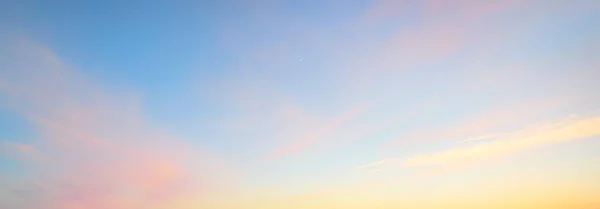 Tiszta Kék Ragyogó Rózsaszín Cirrus Kumulus Felhők Után Vihar Naplementekor — Stock Fotó
