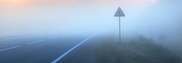 Open Highway Fog Sunrise Driving Car Country Fields Leisure Activity — Stock Photo, Image