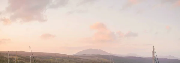 Mât Bateau Contre Ciel Couchant Coloré Avec Cumulus Nuages Après — Photo