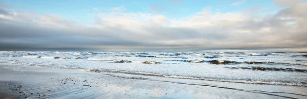 日没の凍結バルト海の海岸 水面の質感 絵のように美しい冬の風景 生態系 気候変動 地球温暖化 パノラマ コピースペース — ストック写真