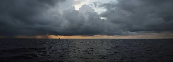 雷雨过后 波罗的海在戏剧性的日落云彩之下 拍特写 史诗般的海景气旋 恶劣天气 气象学 生态学 气候变化 自然现象 — 图库照片
