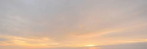 Klarer Blauer Himmel Mit Leuchtend Rosa Und Goldenen Wolken Nach — Stockfoto
