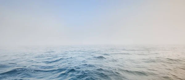 スウェーデンの日の出の朝の霧の中でバルト海 柔らかい太陽の光 絵のような風景 — ストック写真