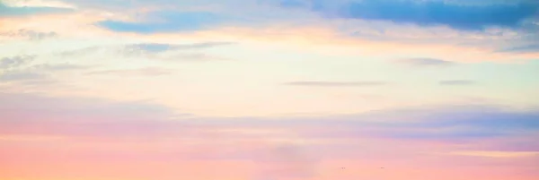 晴朗的蓝天 风暴过后 明亮的粉色和金色的卷云和积雨云 柔和的阳光 戏剧性的日落笼罩在云雾之中 气象学 图像资源 风景如画的全景 — 图库照片