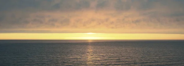 Luftaufnahme Vom Sandigen Ostseestrand Nach Dem Regen Bei Sonnenuntergang Goldenes — Stockfoto