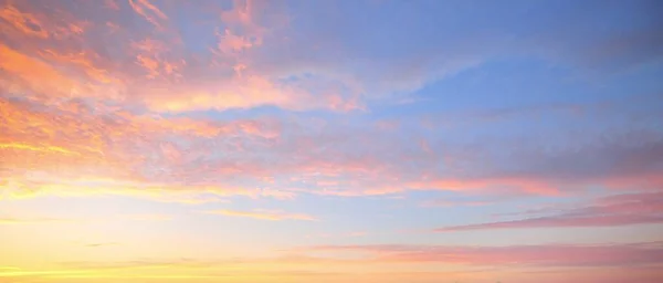 Καθαρό Μπλε Ουρανό Λαμπερό Ροζ Και Χρυσά Σύννεφα Μετά Την — Φωτογραφία Αρχείου