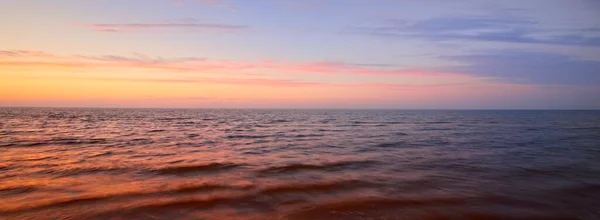 雨后的波罗的海 戏剧化的日落天空 闪耀的粉色和金色的云彩 对称的反光在水中 摘要自然图样 风景如画的全景 — 图库照片