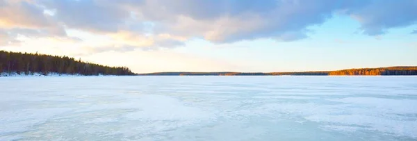 Lago Congelado Bosque Pinos Cubierto Nieve Atardecer Textura Hielo Cielo —  Fotos de Stock