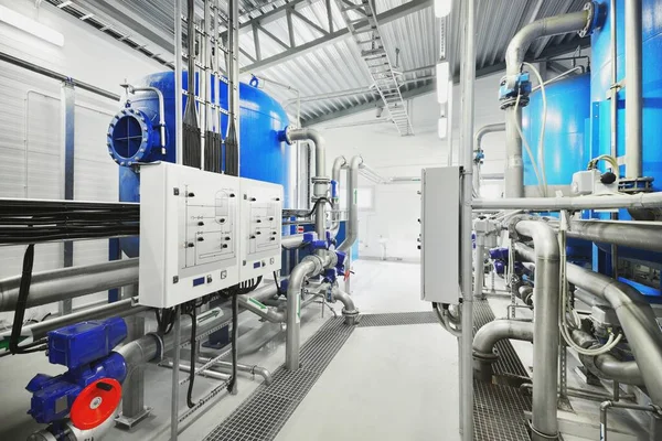 工业城市水处理锅炉房中的大型蓝色水箱 广角镜 Technology Chemistry Heating Work Safety Supply Infrastructure — 图库照片