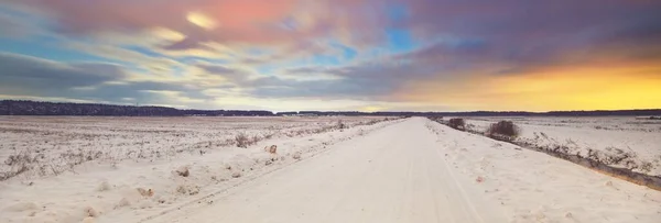 Snötäckt Landsväg Genom Fält Och Skog Natten Fantastisk Solnedgång Himmel — Stockfoto