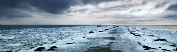 Passeggiata Vuota Frangiflutti Innevati Primo Piano Mar Baltico Ghiacciato Sullo — Foto Stock