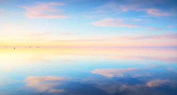 Itämeri Dramaattinen Auringonlasku Taivas Hehkuva Vaaleanpunainen Kultainen Pilvet Symmetria Heijastuksia — kuvapankkivalokuva