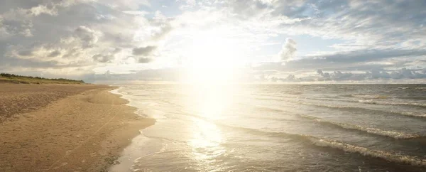 日没後の雷雨の後 バルト海沿岸の上に輝く積雲と澄んだ空 劇的な雲景 柔らかい黄金の太陽 絵のような景色 悪天候 気候変動 — ストック写真