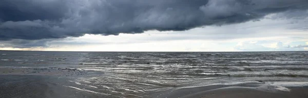 Céu Limpo Com Muitas Nuvens Escuras Cúmulos Brilhantes Acima Costa — Fotografia de Stock