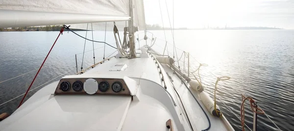 白色游艇在雨后航行 从甲板到船头的近景 蔚蓝的天空和在静水中反射的云彩 天然镜子 Idyllic海景 旅游目的地 — 图库照片