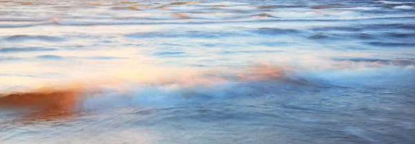Fale Morskie Chlapie Tekstury Kolorowe Niebo Odbija Się Wodzie Sielankowy — Zdjęcie stockowe