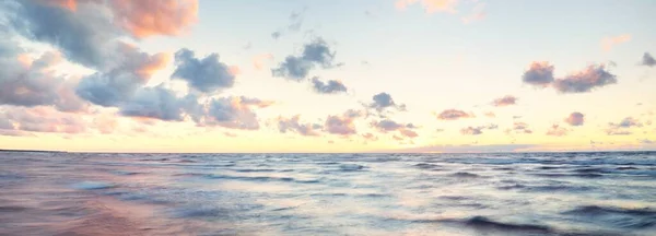 一场雷雨过后 史诗般的五彩斑斓的粉色夕阳笼罩着大海 戏剧化的天空波浪和水喷出质感 Idyllic海景 概念形象 长期暴露 风景如画 — 图库照片