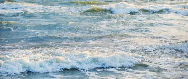 日没の雷雨の後 バルト海 ラトビアのベントスピルス カラフルな輝く雲 波と水が飛び散った 壮大な海の景色 サイクロン 悪天候 気象学 生態学 — ストック写真