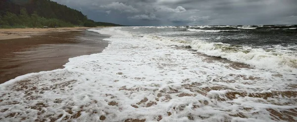 Mar Báltico Bajo Dramáticas Nubes Atardecer Después Una Tormenta Olas — Foto de Stock