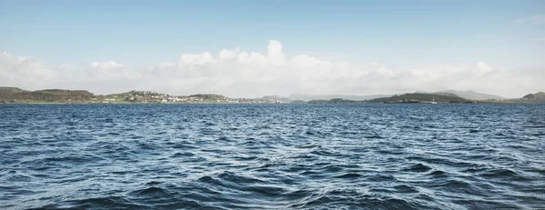 Uitzicht Noordzee Vanaf Een Zeilboot Heldere Blauwe Lucht Weerkaatst Het — Stockfoto