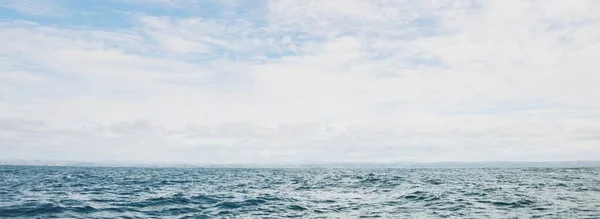 Uma Vista Mar Norte Tempestuoso Barco Vela Céu Azul Nublado — Fotografia de Stock