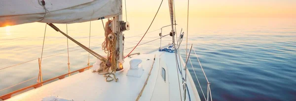White Yacht Sailing Still Water Sunset View Deck Bow Mast — 图库照片