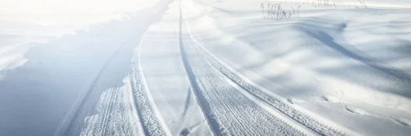 Świeży Śnieg Panoramiczny Widok Pokryte Śniegiem Pole Śnieżycy Zachodzie Słońca — Zdjęcie stockowe