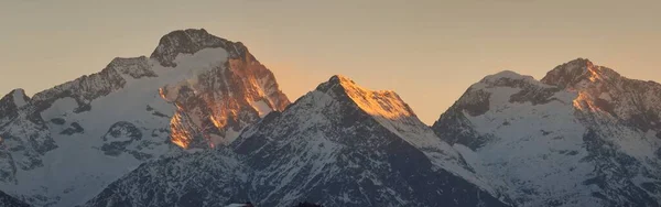 朝の霧の中で山の峰の絵の風景です フランスアルプス フランス ヨーロッパ 旅行先 冬のスポーツ スキー ハイキング — ストック写真