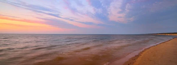 雨の後 バルト海 劇的な日没の空 輝くピンクと黄金の雲 水の対称性の反射 抽象的な自然パターン テクスチャ 絵のように美しいパノラマ風景 — ストック写真