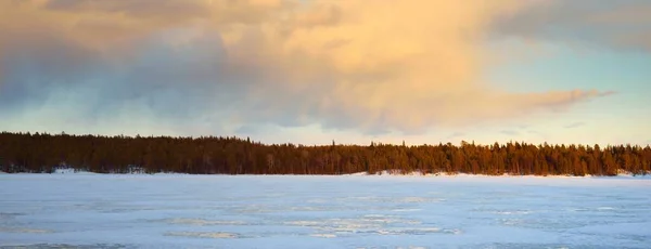 Fryst Sjö Och Snötäckt Tallskog Vid Solnedgången Isstruktur Dramatisk Himmel — Stockfoto