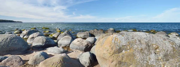 Litorale Roccioso Del Mar Baltico Sotto Cielo Cristallino Con Nuvole — Foto Stock